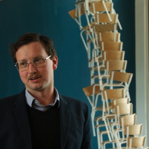 Stian Ådlandsvik  snakker om kunstverket Wonderkid